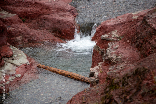 Obraz na płótnie Red rock canyon stream flowing over waterfall w salonie