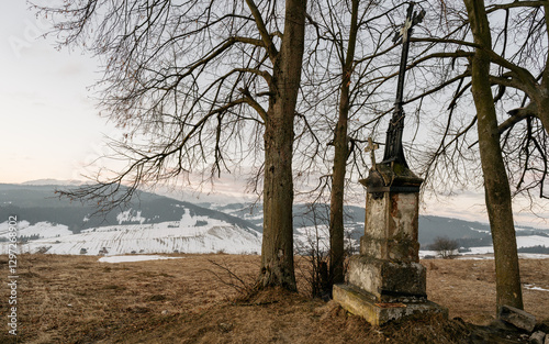 Obraz na płótnie Stara kapliczka z krzyżem w Pieninach. Widok na ośnieżone Tatry w salonie