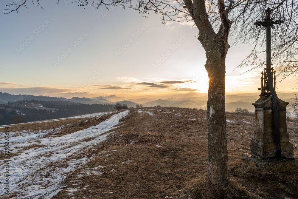 Stara kapliczka na polskim Spiszu, Widok na Pieniny o wschodzie słońca