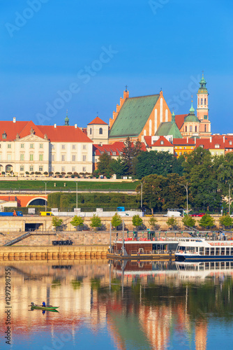 Obraz na płótnie Cityscape - view of the Royal Castle and the Old Town from the Vistula River in the historical center of Warsaw, Poland w salonie
