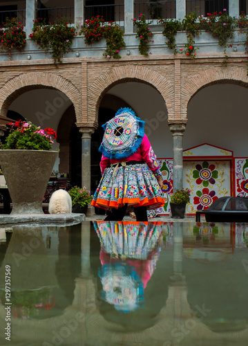 mujer cusqueña con vestimenta tradicional