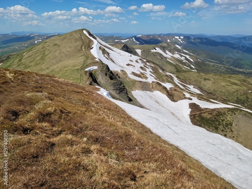 Fototapeta Naklejka Na Ścianę i Meble -  Mountains, Carpathians, view of Velika Blyznytsia and Svydovetskyi Ridge