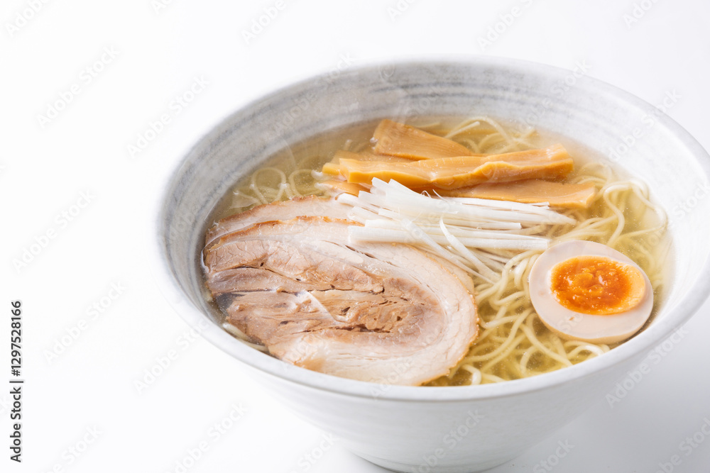 白背景に塩ラーメン 白背景に塩ラーメン