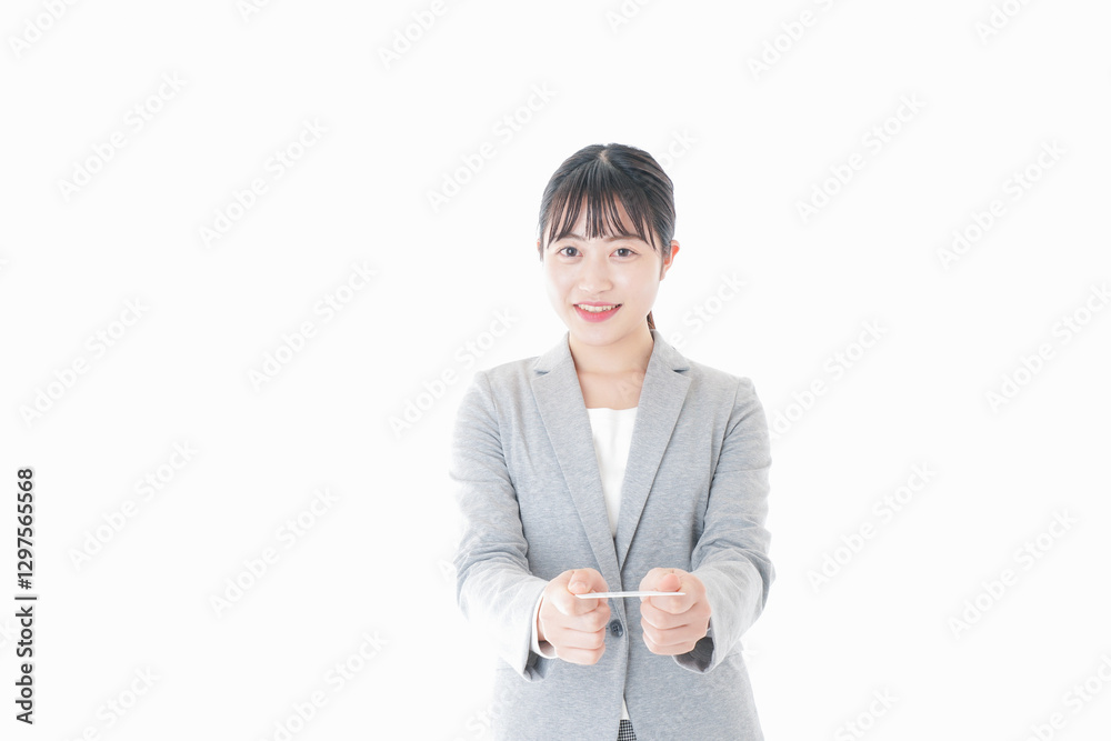 名刺を差し出す若いキャリアウーマン 名刺を差し出す若いキャリアウーマン