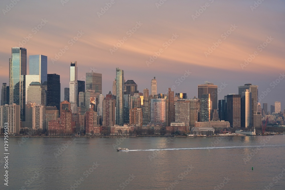 Naklejka premium New York in the light of the setting sun.