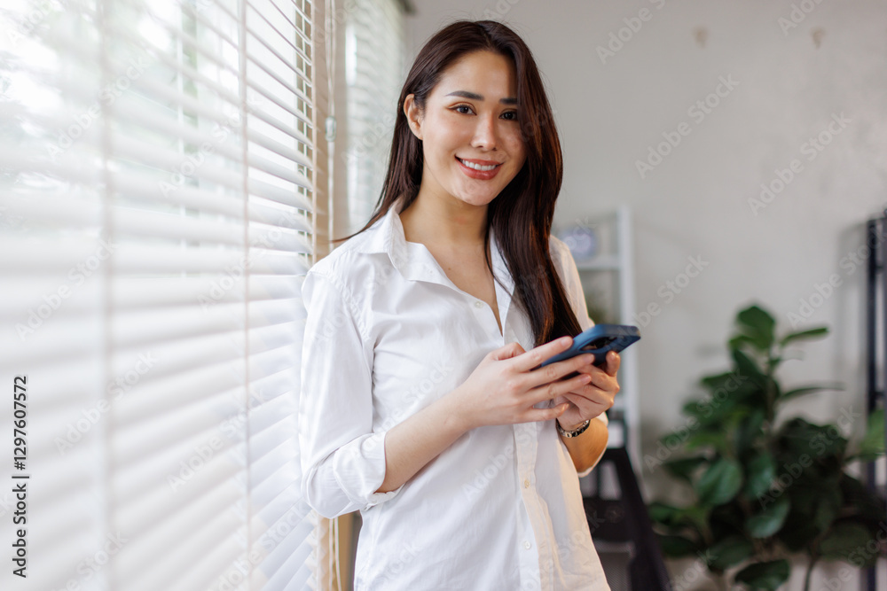 Photo of pretty young asian woman use phone brainstorm wear shirt and standing at modern interior apartment indoors
Photo of pretty young asian woman use phone brainstorm wear shirt and standing at modern interior apartment indoors