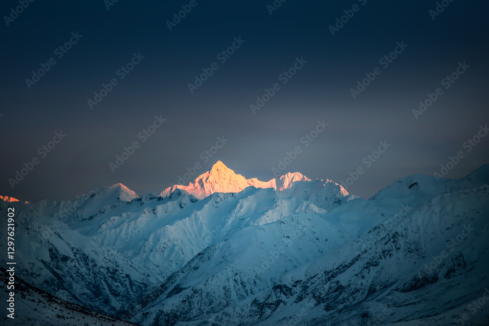 Fototapeta premium Early morning sunshine on the snowy mountain peak, Mt D'Archaic, New Zealand