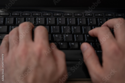 manos tecleando en laptop acercamiento