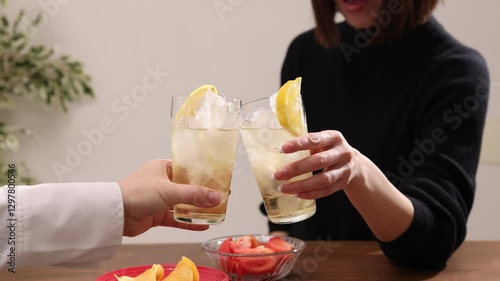 ハイボールで乾杯する