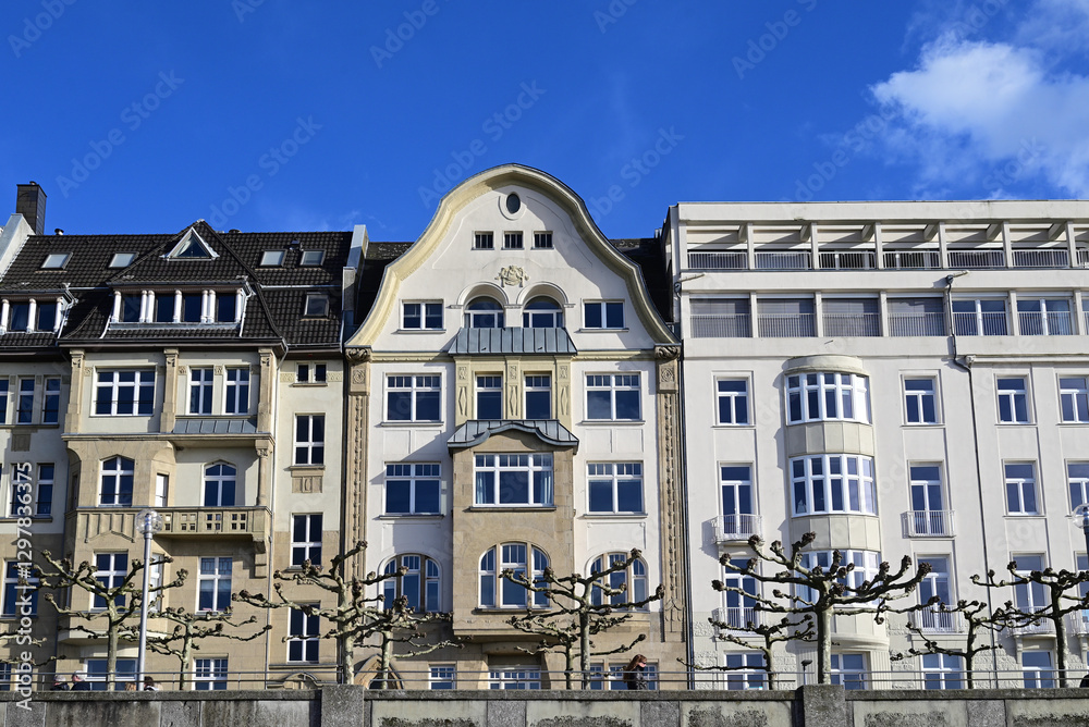 Fototapeta premium Rheinuferpromenade in Düsseldorf, Deutschland