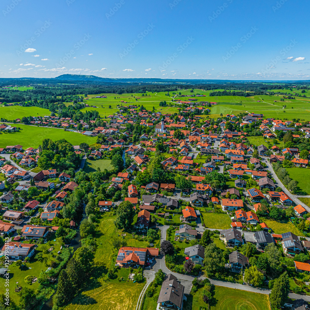 Fototapeta premium Sonniger Sommertag im oberbayerischen Alpenvorland bei Uffing am Staffelsee