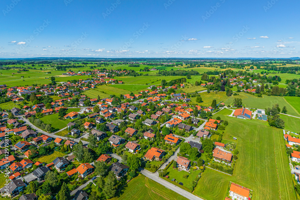 Fototapeta premium Die Gemeinde Uffing am Staffelsee im bayerischen Oberland aus der Vogelperspektive
