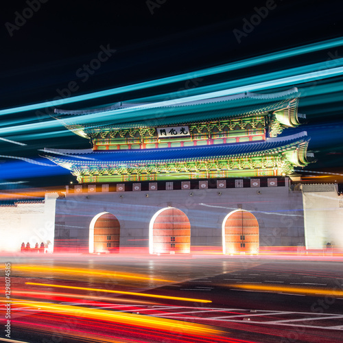 Canvas Print Gwanghwamun with bus lights