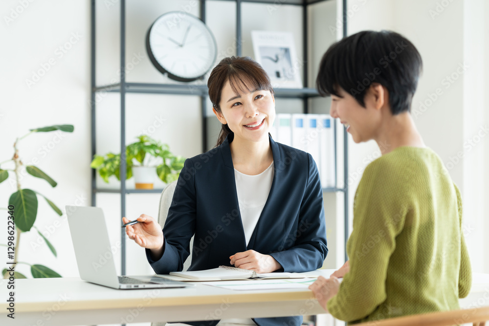 若い女性に提案するビジネスウーマン 若い女性に提案するビジネスウーマン