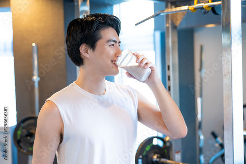 ジムでプロテインを飲む日本人男性