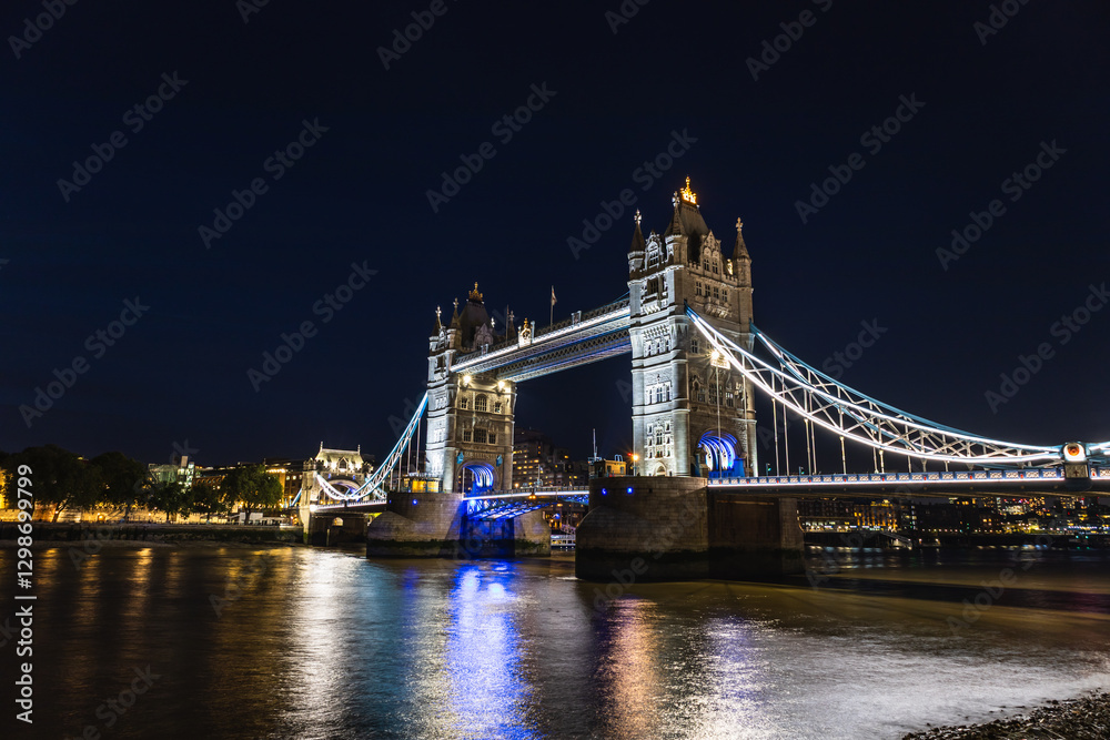 Obraz premium Tower Bridge Illuminated at Night With Reflections on the River Thames in London
