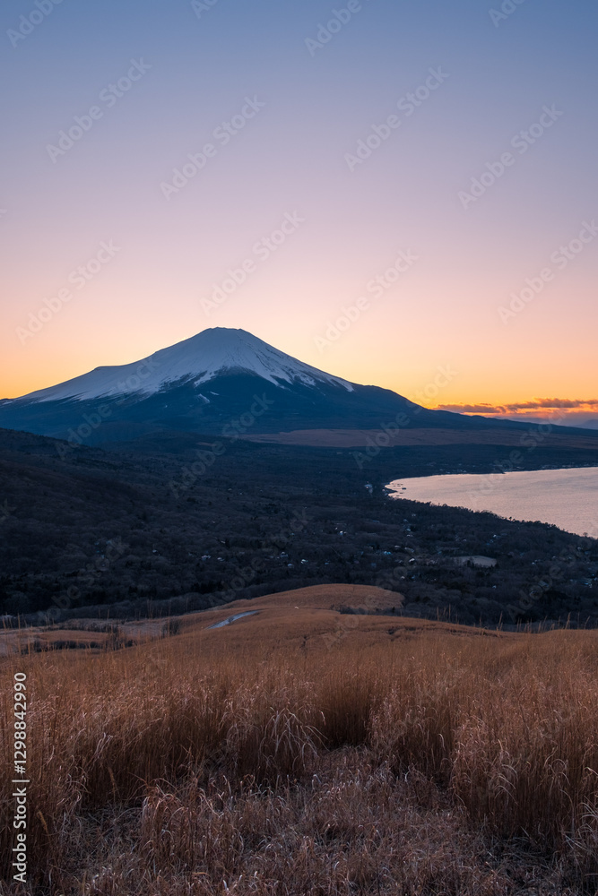 Obraz premium 夕暮れの富士山