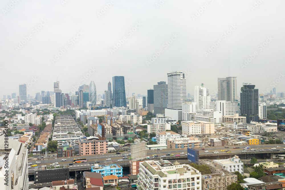 Fototapeta premium View of the traffic and all building on expressway in bangkok close to the victory monument