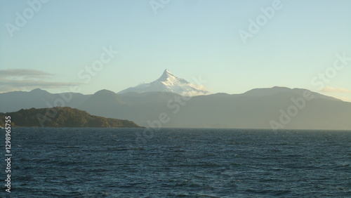 Foto Volcán Corcovado - Paisaje capturado desde el transbordador Agios de Naviera Austral por llegar a Chaitén, Región de los Lagos