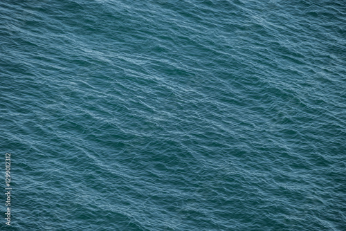 Blaue Wasseroberfläche als Hintergrund mit leichten Wellen