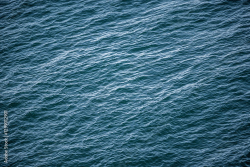 Blaue Wasseroberfläche als Hintergrund mit leichten Wellen