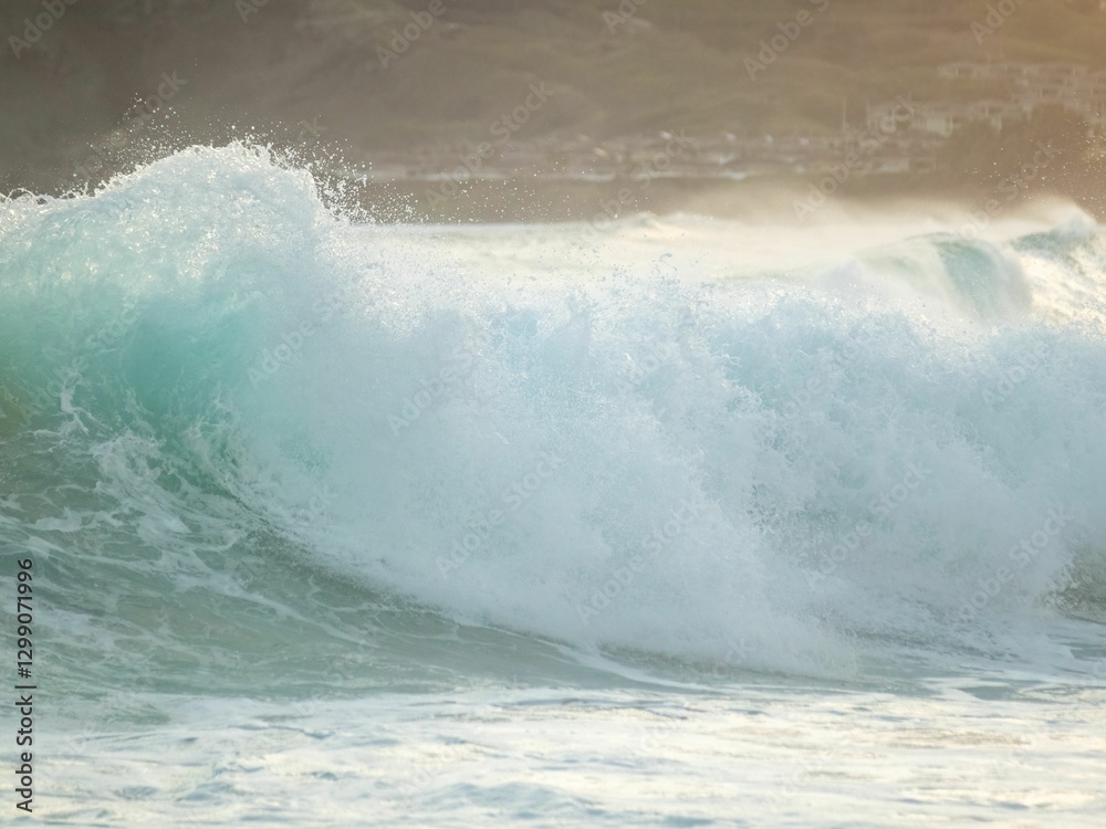 Obraz premium Massive Ocean Waves at Pyramid Rock Kaneohe Bay Hawaii