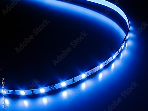 tira led luz azul brillante con fondo oscuro primer plano