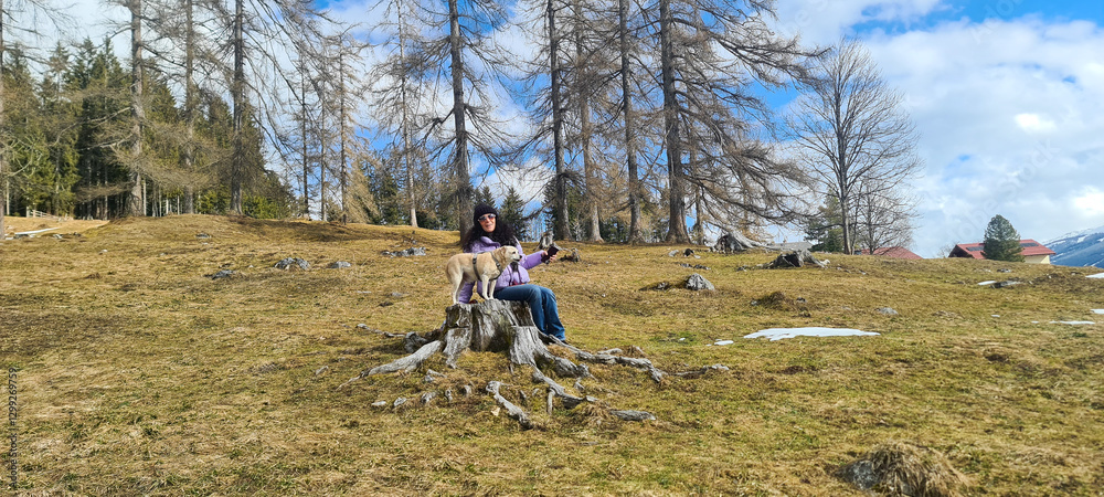 Fototapeta premium Frau mit ihrem Hund in der Natur 