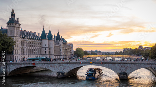 Obraz na płótnie Lovely evening scene at the bridges over seine river in paris, with sun setting down in the distance. People and transport in direction of notre dame. w salonie