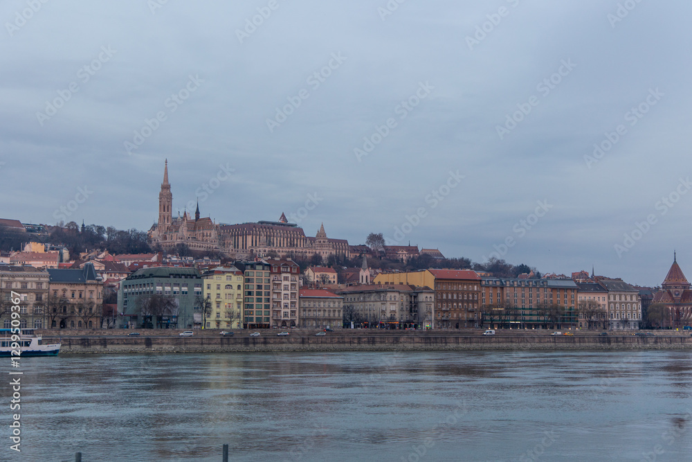 Obraz premium Matthias Church overlooking colorful buildings along Danube River in Budapest