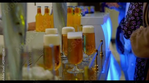 cervezas en la barra de un bar