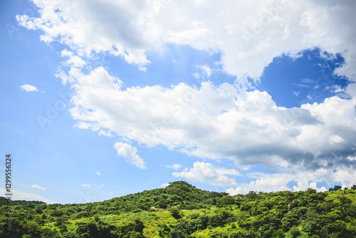Nubes pasando sobre un verde cerro