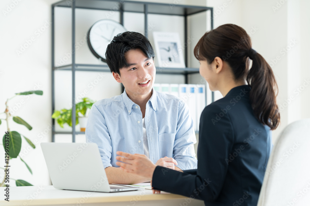 Fototapeta premium プランナーに相談する若い男性