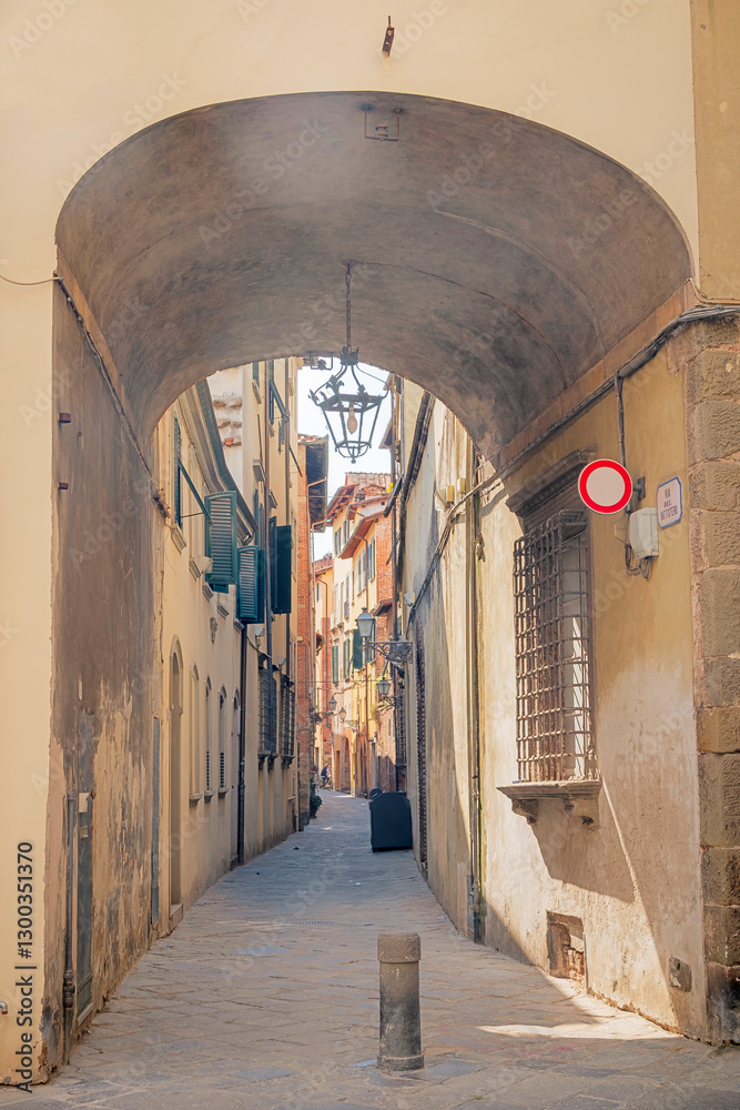Φωτογραφία Old vintage gate on small alley at the old town of Lucca in Tuscany, Italy
