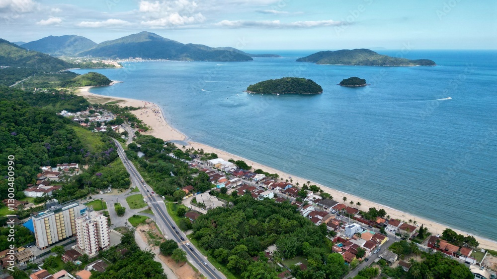 Linda vista aerea com drone sobre o mar com montanhas e cidade ao fundo com cores vibrantes. Linda vista aerea com drone sobre o mar com montanhas e cidade ao fundo com cores vibrantes.