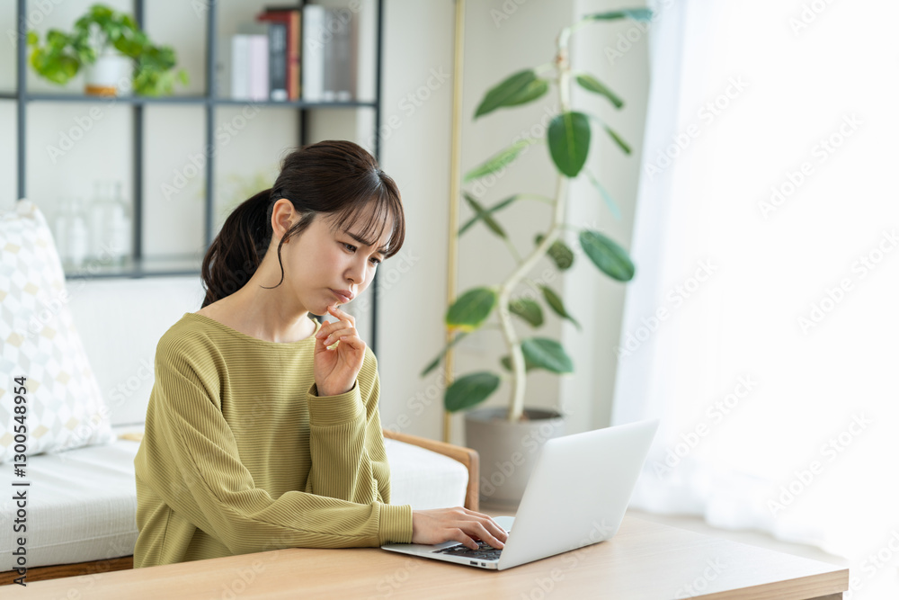 パソコンで悩む若い女性 パソコンで悩む若い女性