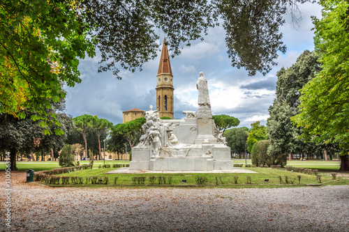 Arezzo, Toskana, Park Prato mit Denkmal Francesco Petrarca und Kathedrale Santi Donato e Pietro