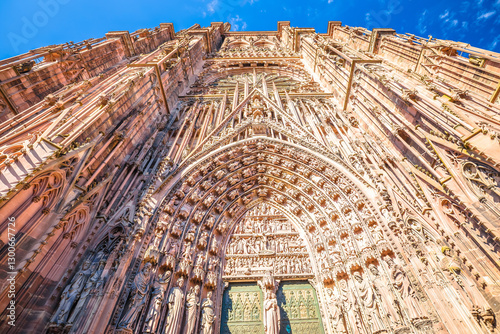Obraz na płótnie Spectacular portal architecture and front facade of Strasbourg cathedral of Notre Dame w salonie