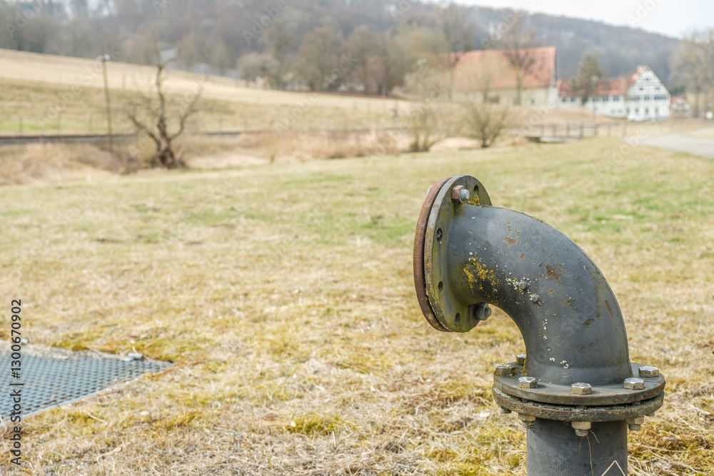 Metall-Anschlussrohr mit Krümmung und Muttern auf Wiese im Lautertal Metall-Anschlussrohr mit Krümmung und Muttern auf Wiese im Lautertal