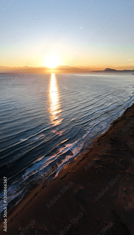 Imágen panorámica aérea de la salida del sol en el mar mediterráneo.