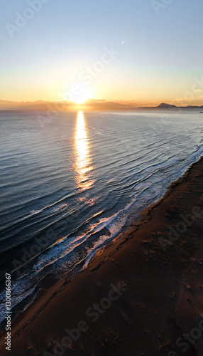 Obraz na płótnie Imágen panorámica aérea de la salida del sol en el mar mediterráneo. w salonie