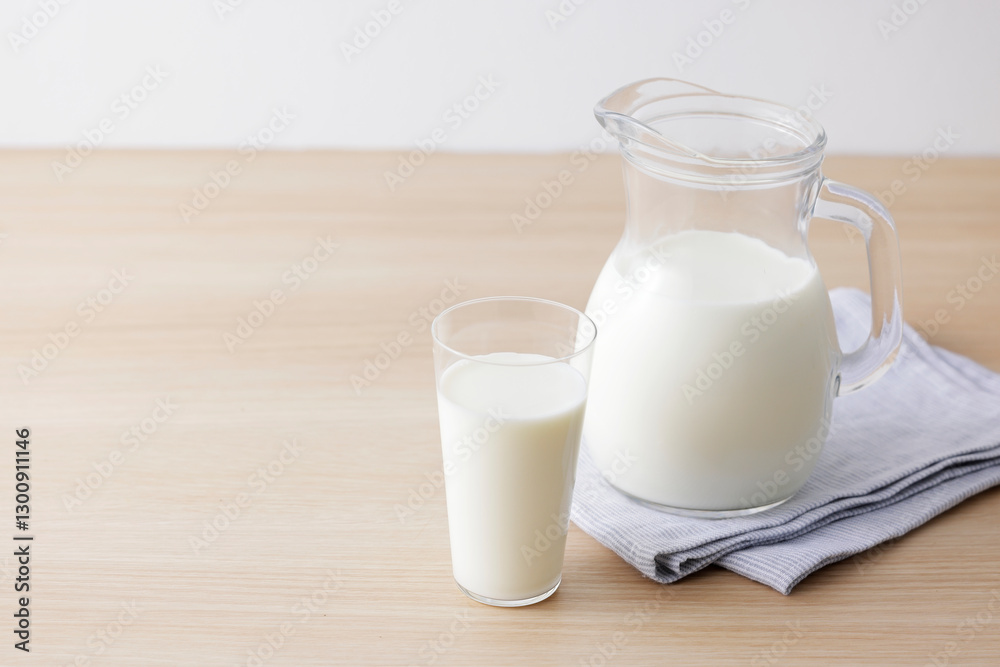 グラスに注いだ牛乳 Milk グラスに注いだ牛乳 Milk
