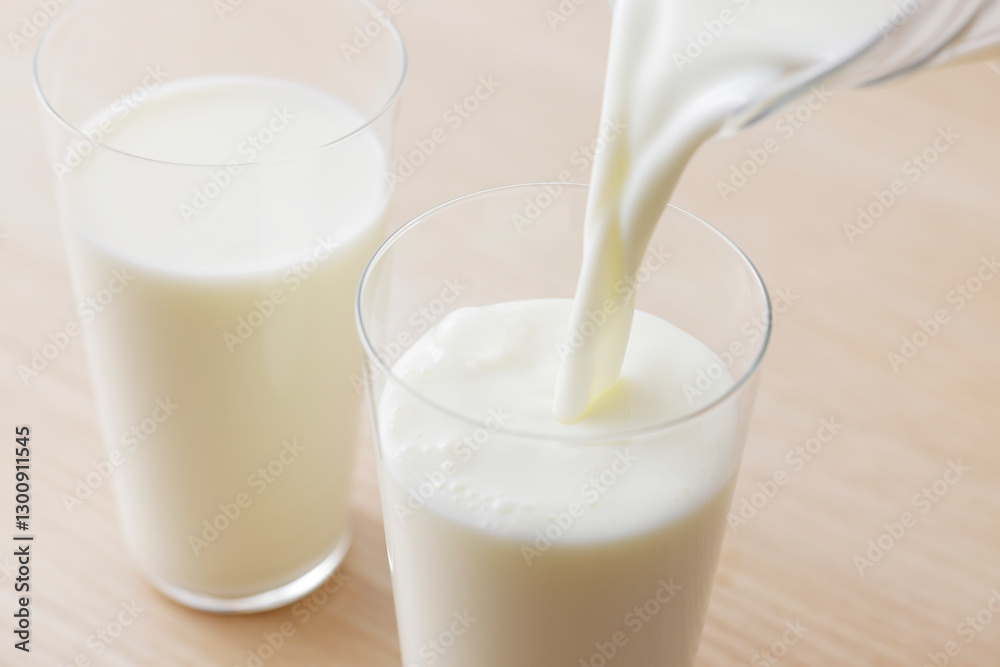 グラスに注いだ牛乳 Milk グラスに注いだ牛乳 Milk