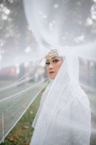 Foto Close-up portrait of a Muslim bride under a sheer white veil, highlighting her e