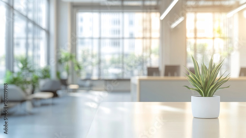 Modernes Büro mit natürlichem Licht und unscharfem Hintergrund