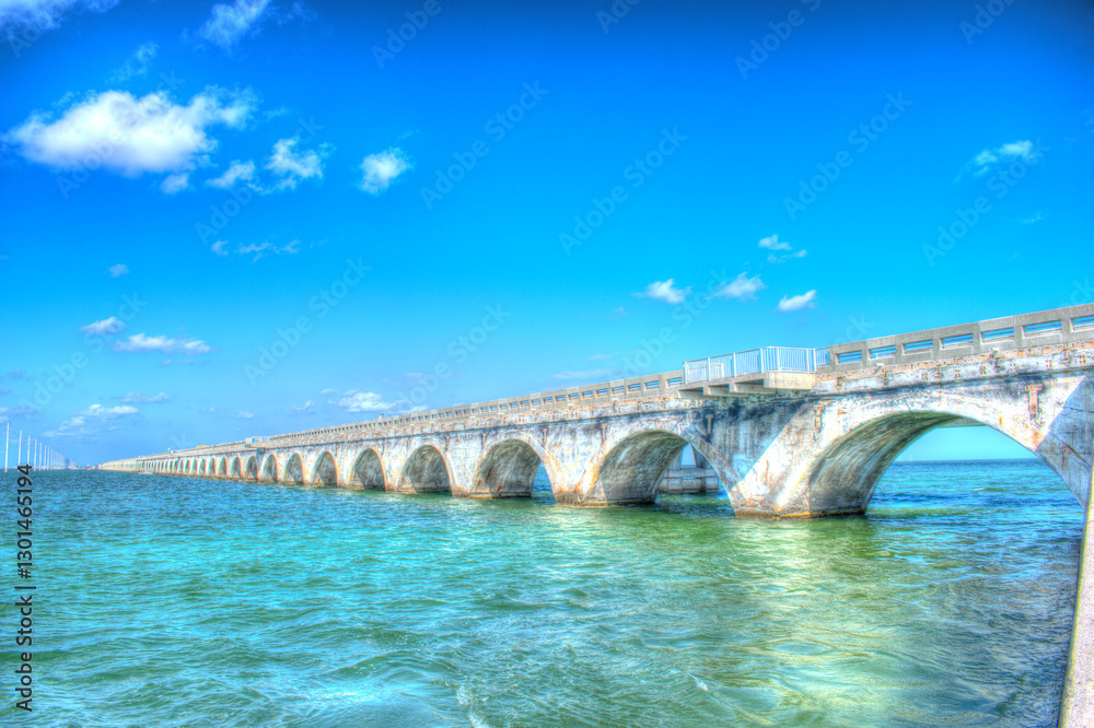 Fototapeta premium Seven Mile Bridge Florida Keys. The Endless Bridge where the Atlantic and Gulf Coast meet.