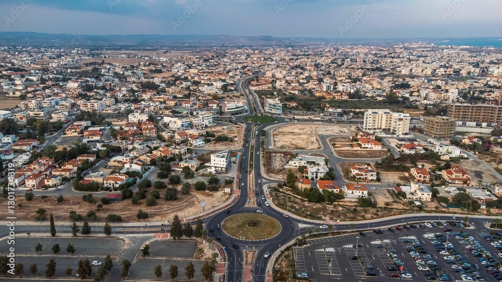 Obraz premium Aerial view of a sprawling cityscape with residential buildings and roads.