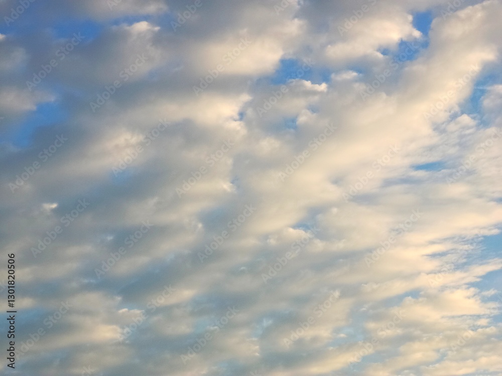 Fototapeta premium Defocused view of white clouds on blue sky background 