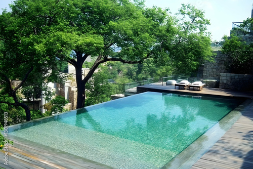 Photo Lush Greenery Infinity Pool Tranquil Relaxation Summer Vacation Resort