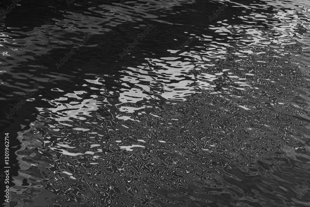 Obraz premium Light reflecting off rippled water